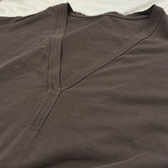 ❎ Lululemon Back In Action V-Neck Long-Sleeve Shirt size 10 or 12 brown espresso - Picture 3 of 4